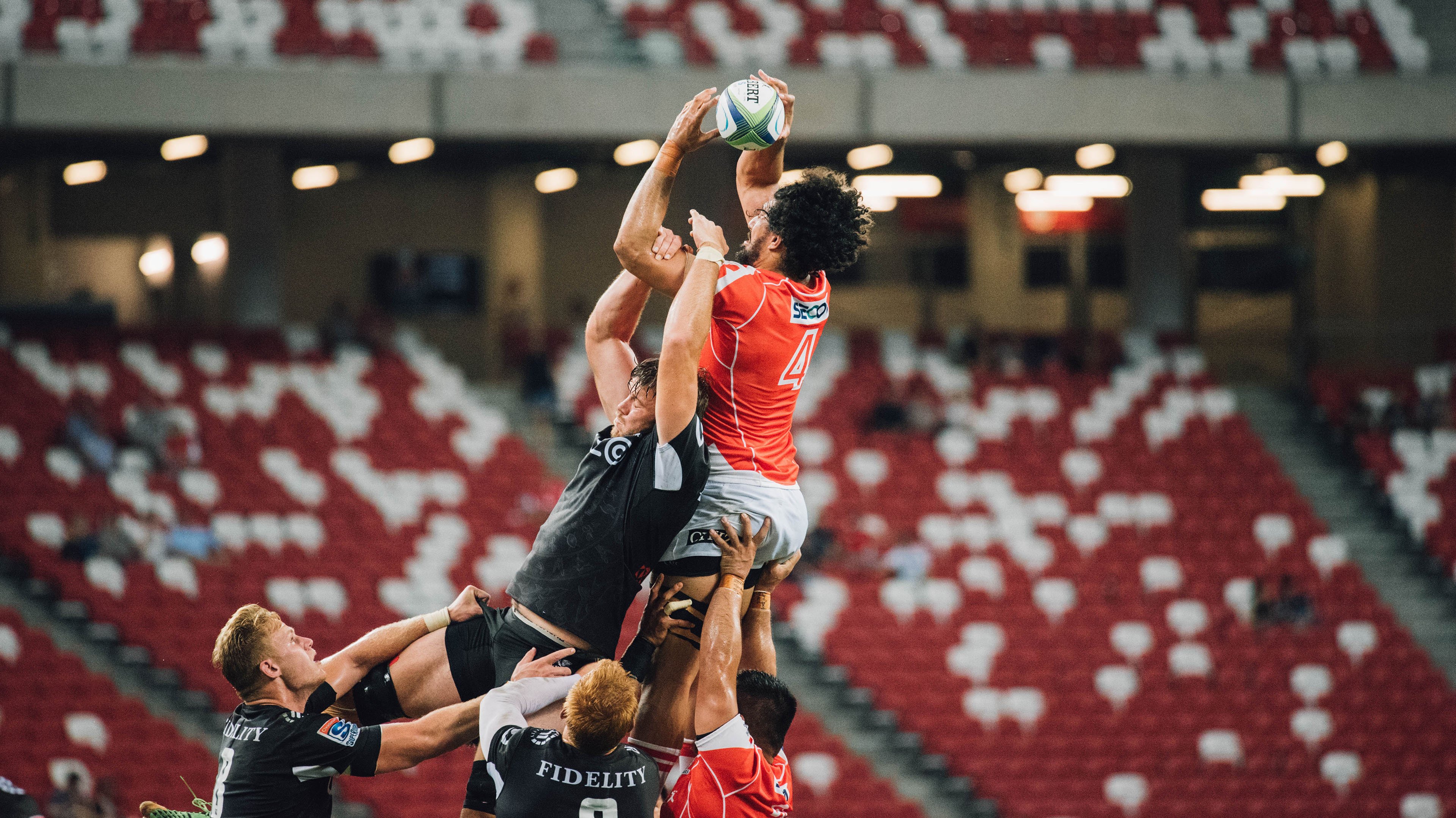 kaiyun体育app-特色足球街区夜景设计融合灯光与科技，成为新晋城市名片，足球场夜间照明灯